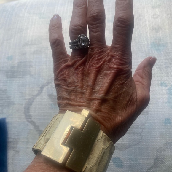 Leighelena wide leather cuff - Picture 2 of 11